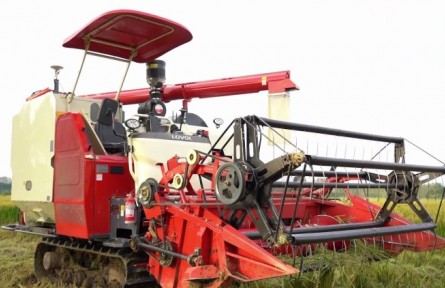 無(wú)人駕駛收割機(jī)上線 農(nóng)機(jī)手遠(yuǎn)程輕松作業(yè)