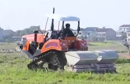 湖南益陽：新型農(nóng)機來幫忙 田管高效又精準