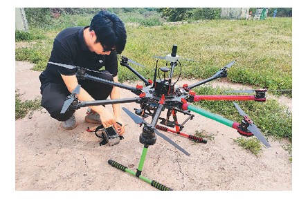 無人機駕駛員：“我們在地上開飛機！