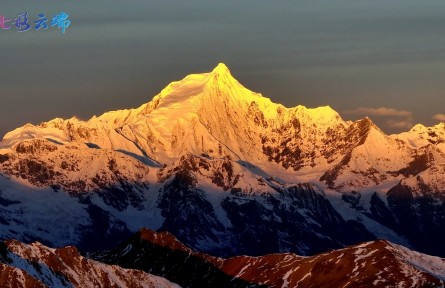 雪山級的雙向奔赴來了！梅里雪山與白馬雪山出現(xiàn)“日照金山”夢幻同框