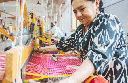 帶動近萬人就業(yè)！新疆三個非遺工坊打造鄉(xiāng)村振興“新樣本”