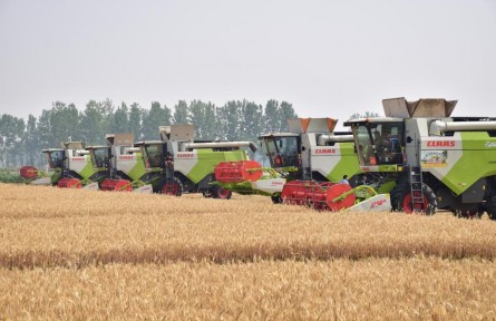 在這里，農(nóng)機(jī)高手們麥田間“過招”!