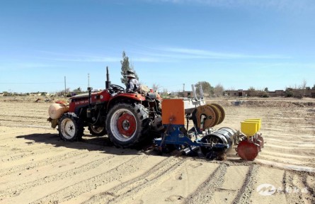 甘肅民勤：“土地托管”遇見(jiàn)“智能農(nóng)機(jī)” 解鎖“慧種地”密碼