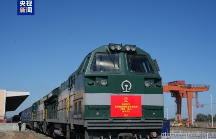滿載3250噸玉米 新疆開行今年首趟集裝箱糧食專列